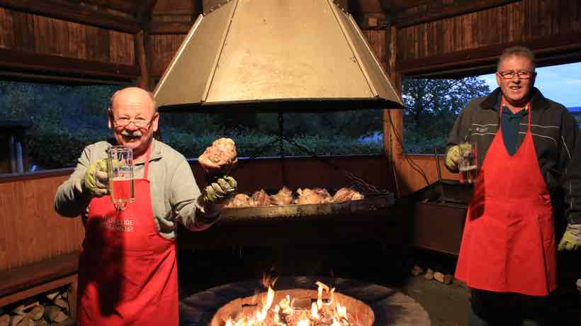 Die Haxen werden von Hartmud Eigner und Klaus Loose gegrillt