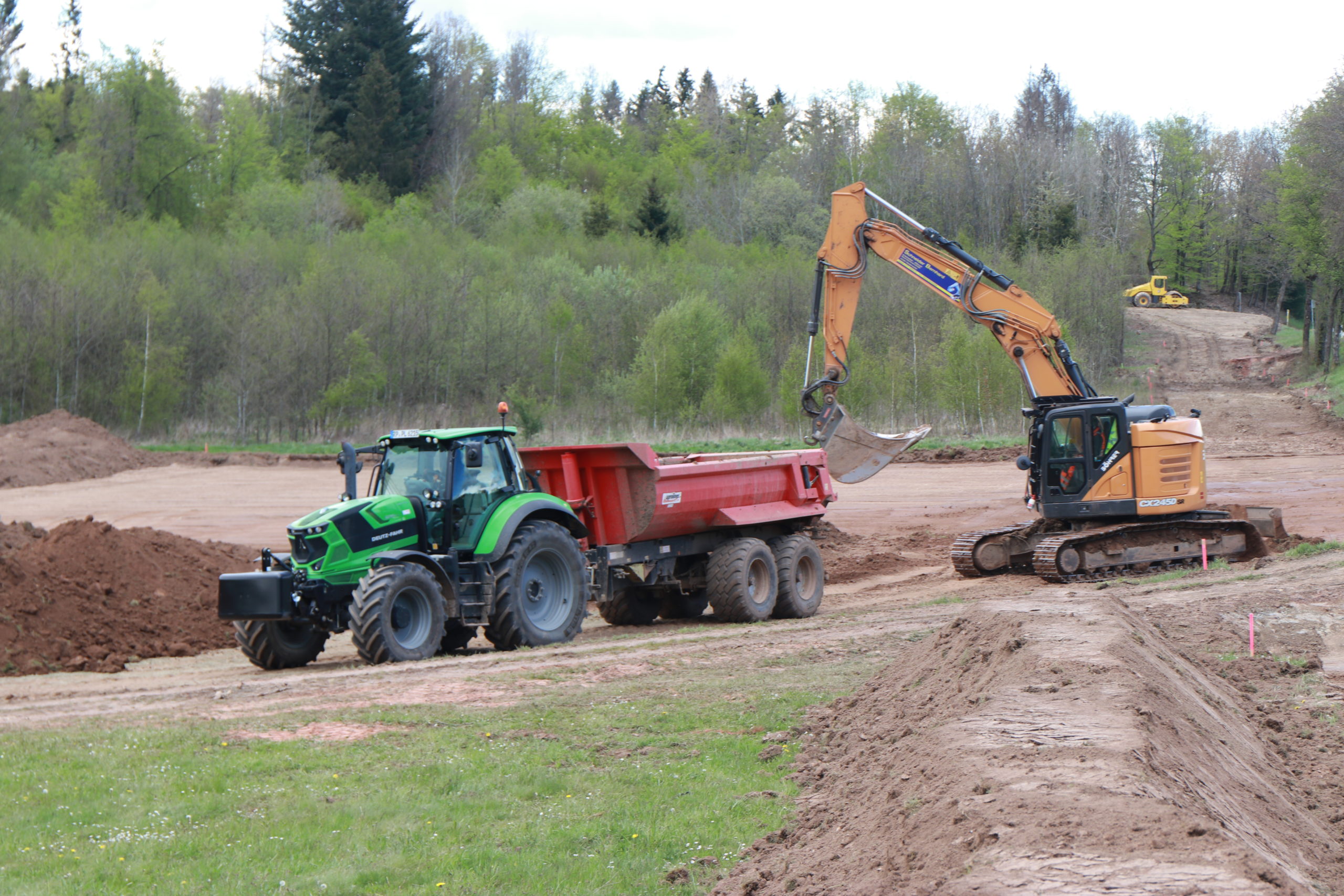 B41-Ausbau: Ein Bagger belädt einen Anhänger mit Erde.