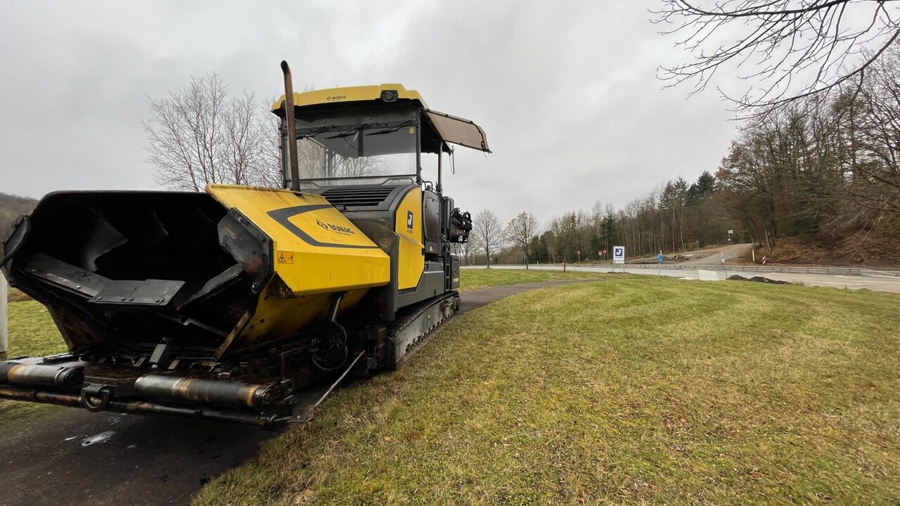 B41-Ausbau bei Schmißberg: Eine Asphaltiermaschine steht am Straßenrand.