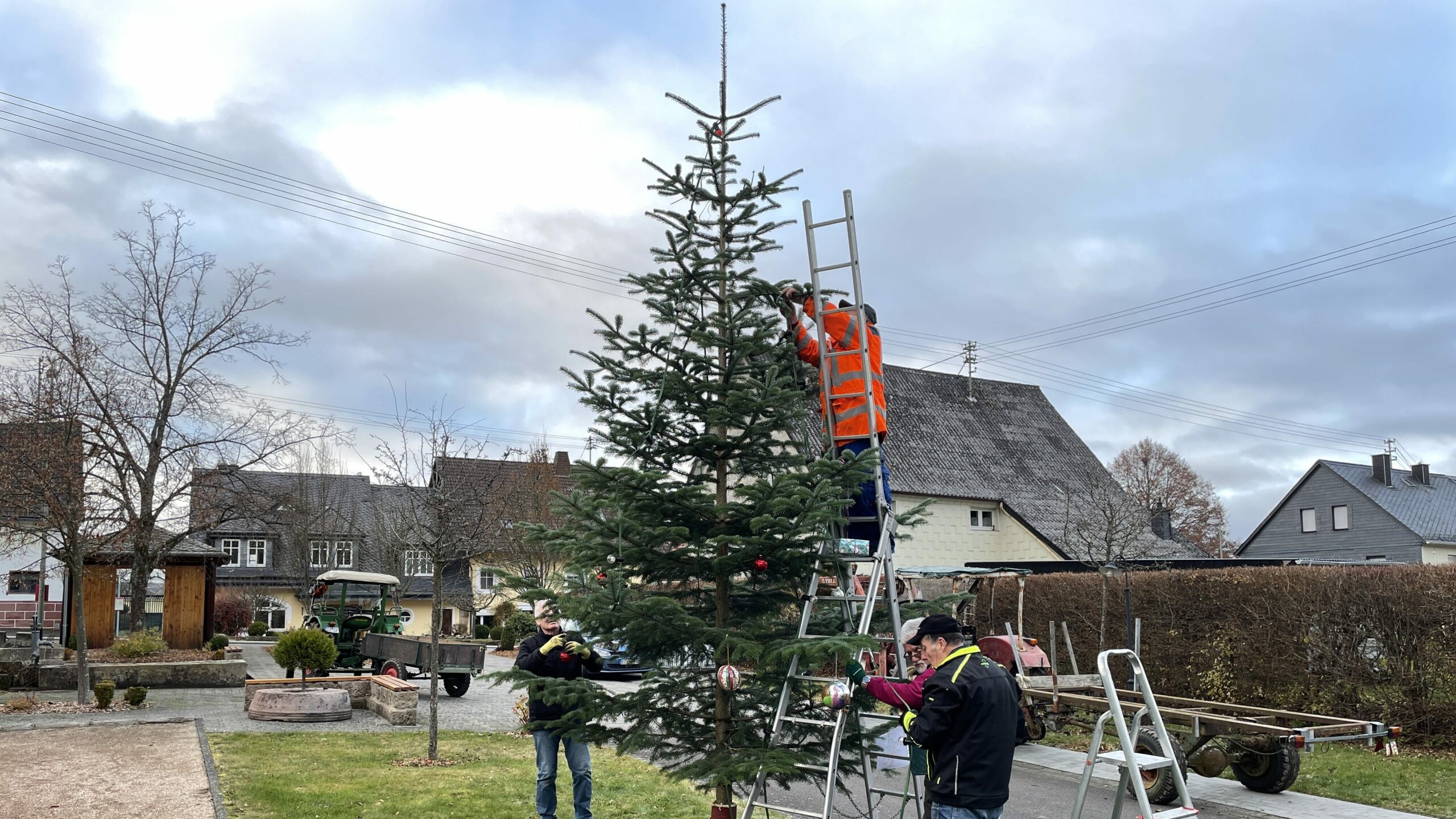 Die Rentner schmücken den Weihnachtsbaum.