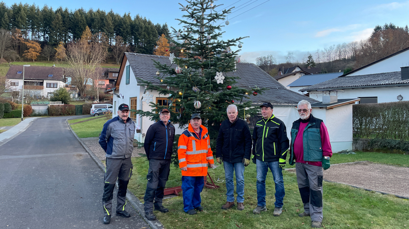 Schmißbergs Rentner vor dem geschmückten Weihnachtsbaum