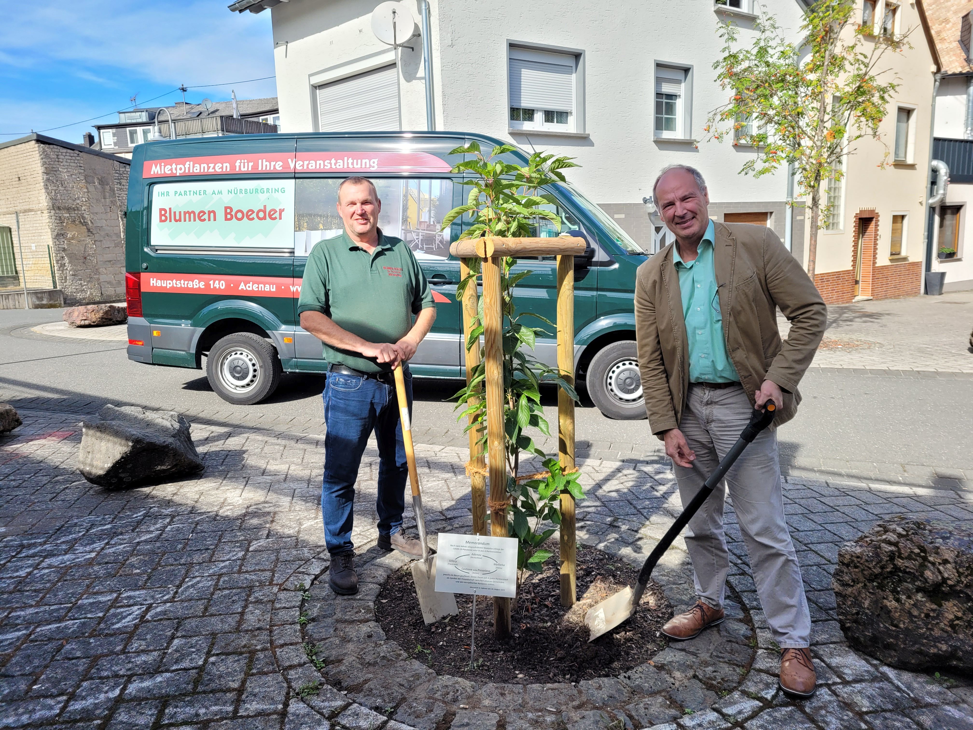 Bernd Boeder (links) und Arnold Hoffmann pflanzten gemeinsam einen Baum als Symbol der Freundschaft zwischen den europäischen Partnerstädten.