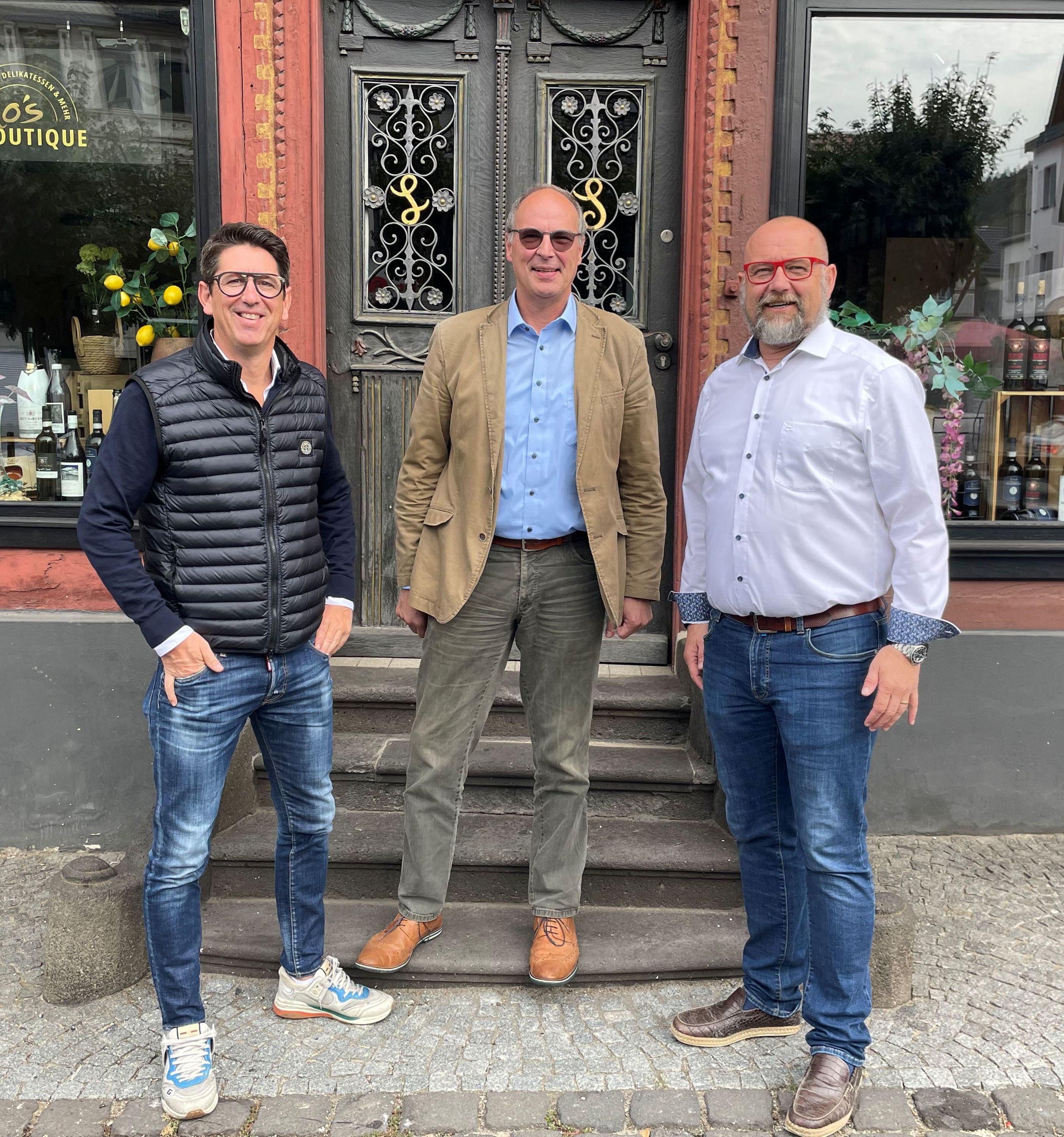 Tino Stetter (Vorstand Gewerbeverein), Stadtbürgermeister Arnold Hoffmann und Werner Wischnewski (Vorstand Gewerbeverein) freuten sich über das Engagement der Adenauer Vereine und Firmen. 