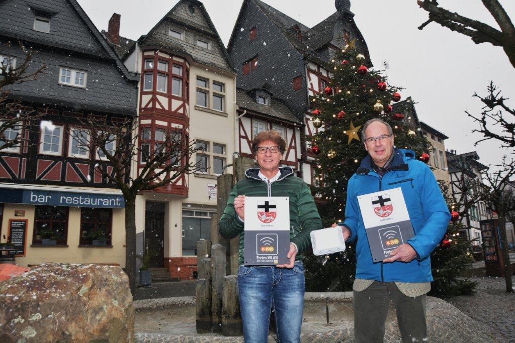 Bei der Übergabe der Hinweistafeln zu den neuen WLAN-Punkten in der Stadt Adenau: Stadtbürgermeister Arnold Hoffmann (rechts) und evm-Kommunalbetreuer Berthold Nick.