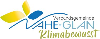 Klimaschutz-Logo der Verbandsgemeinde-Nahe Glan. Schriftzug Verbandsgemeinde Nahe-Glan ergänzt um das Wort Klimabewusst und stilisierter Darstellung zweier gelber und einem blauen Blatt.