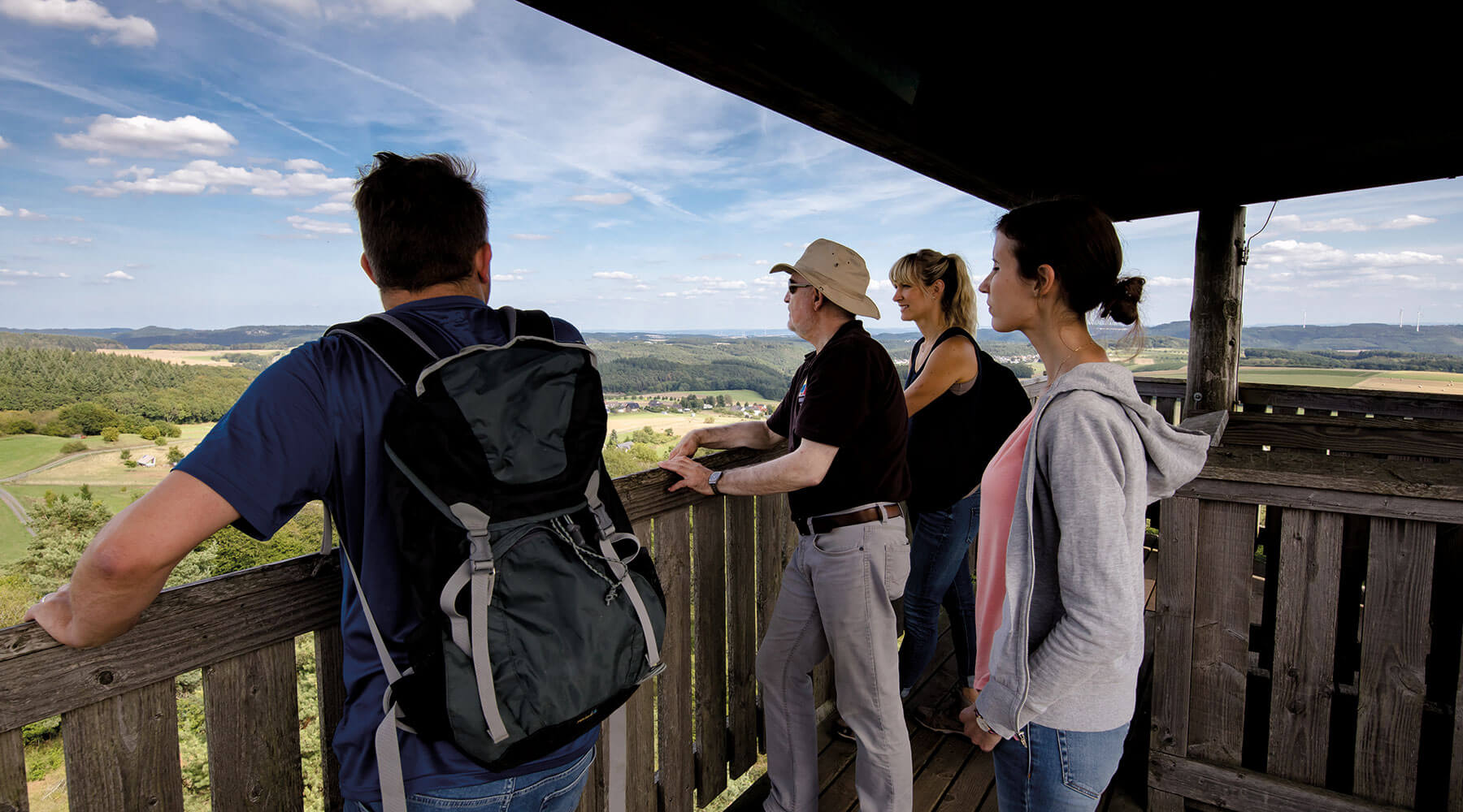 Vulkanpark Booser Doppelmaar Vier Personen blicken vom Booser Eifelturm über die Osteifel