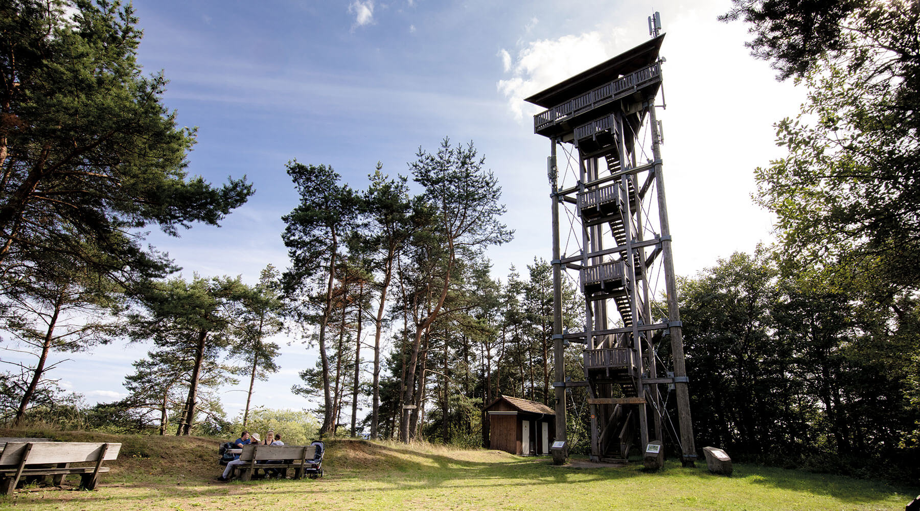 Vulkanpark Booser Doppelmaar Eine Gruppe sitzt am Fuße des Booser Eifelturms