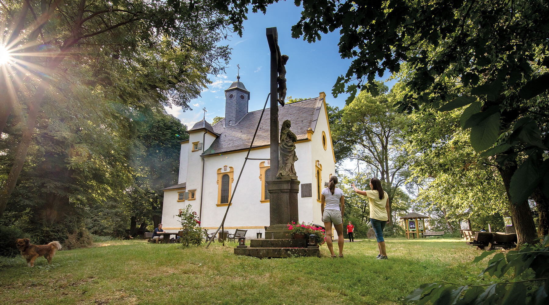 Vulkanpark Karmeleneberg Eine Gruppe von Personen pausiert bei der Marienkapelle