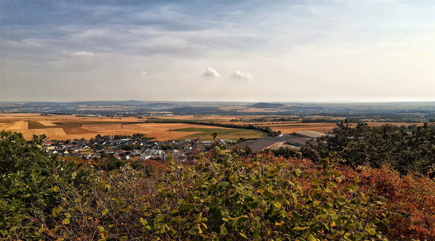 Vulkanpark Nastberg Das Bild zeigt den Ausblick vom Vulkanpark ueber die Pellenz