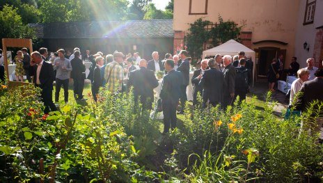 lockeres Beisammensein im Vikariegarten | © Herbert Piel