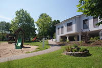 Villa Kunterbunt mit Spielplatz