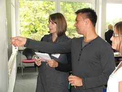 Foto zweier Lehrer im Gespräch/Diskussion.