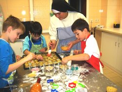 Ordnesschwester mit Kindern beim backen.