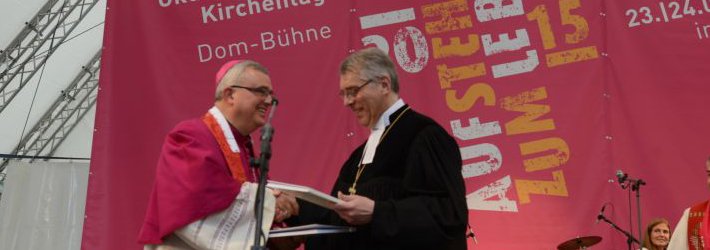 Der Speyerer Bischof Dr. Karl-Heinz Wiesemann und Kirchenpräsident Chrisitan Schad schütteln sich die Hände