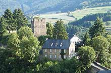 Die Burgruine liegt über dem Ourtal, nahe der Grenze zu Luxemburg, in der Nähe der Gemeinde Dasburg, die zum Kreis Bitburg-Prüm gehört. | Bild: Theiles, wikipedia.de