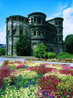 Die Porta Nigra, ein beeindruckender Repräsentationsbau.