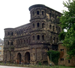 Die Porta Nigra, das „Schwarze Tor" wurde wahrscheinlich im letzten Viertel des 2. Jh. n. Chr. erbaut.