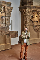 Der Direktor des Landesmuseums, Dr. Marcus Reuter, vor den monumentalen Grabdenkmälern aus Neumagen, © GDKE - Rheinisches Landesmuseum Trier, Foto: Tim Hufnagel.