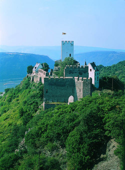 Die Burg Sterrenberg thront in 151 m Höhe über dem Rhein, in der Nähe des Ortes Kamp-Bornhofen im Rhein-Lahn-Kreis.