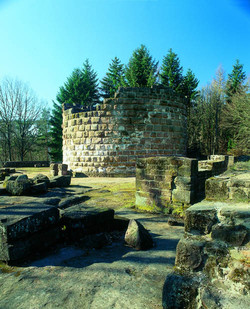 Auf einer Bergnase, hoch über dem Zusammenfluss von Rodalbe und Schwarzbach, in der Nähe der Gemeinde Thaleischweiler-Fröschen (Kreis Südwestpfalz), thronen die Überreste des Steinenschlosses.