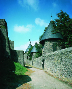 Namensgeber der Burg war der Berg, auf dem sie errichtet wurde, als man ihn noch Mons Nore (= schwarzer Berg) nannte.