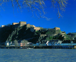 Jeden Besucher drängt es zu jener Stelle, der die Stadt ihre weltweite Bekanntheit verdankt: Das Deutsche Eck. Hier mündet die Mosel in den Rhein. Auf der gegenüberliegenden Rheinseite zieht ein gewaltiges historisches Bauwerk den Blick auf sich: die F