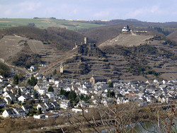 Auf einem lang gestreckten Felssporn über dem Moseltal, nahe der Gemeinde Kobern-Gondorf im Kreis Mayen-Koblenz haben die Nieder- und die Oberburg ihren Sitz. | Bild: Klaus Graf, wikipedia.org