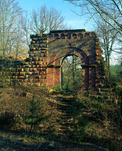 Hoch über dem Isenachtal in der Nähe von Bad Dürkheim und schräg gegenüber der Burgruine Hardenburg liegt Burgruine Schlosseck.