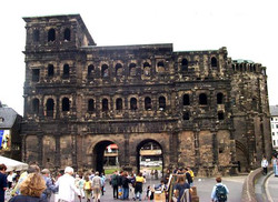 Die jahrhundertelange Verwitterung der Steine gab der Porta Nigra das dunkle Aussehen.