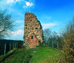 Die Burgruine Guttenberg liegt auf einem 500 m hohen bewaldeten Bergkegel, mitten im Mundatwald, nahe der Gemeinde Dörrenbach im Kreis Südliche Weinstraße.