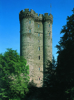 Auf einem Basaltfelsen, hoch und nördlich über der im Kylltal liegenden Gemeine Pelm (Kreis Daun), thront weithin sichtbar die mächtige Kasselburg.