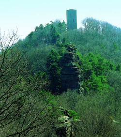 Die Burgruine Scharfenberg thront auf einem schroffen Sandsteinfelsen in der Nähe der Stadt Annweiler im Kreis Südliche Weinstraße.