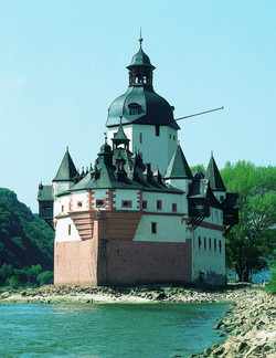 Wie ein steinernes Schiff erhebt sich die mittelalterliche Zollburg aus der Mitte des Rheins und sorgte für mehrere Jahrhunderte für eine gute Einnahmequelle verschiedener feudaler Herren.