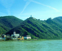 Sterrenberg sicherte im 12. und 13. Jh. den rechtsrheinischen Reichsgutbezirk um Boppard und überwachte auch die Zollstätte Bornhofen.