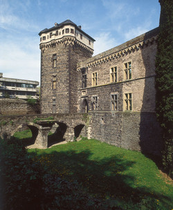 Die Burgruine liegt am südlichen Altstadtrand von Andernach, direkt neben dem „Koblenzer Tor“.