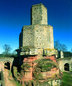 Die Burgruine Gräfenstein wird auch „Merzalbener Schloss“ genannt.