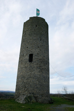 Weithin sichtbar thront die Burgruine Hartenfels auf einem Basaltfelsen hoch über dem bergigen Westerwald in der gleichnamigen Gemeinde. | Bild: (El tommo (talk), wikipedia.de