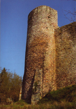 Die Oberburg wurde von einem rechteckigen und einem runden Turm gesichert.