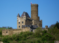 Die Burg Schwalbach liegt oberhalb des Örtchens Burgschwalbach (Rhein-Lahn-Kreis).