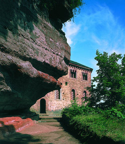 Schon im Mittelalter gruben fromme Einsiedler Höhlen in den weichen Sandstein, um hier hoch über dem Saartal abgeschieden zu leben.