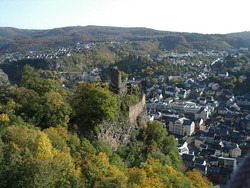 Auf einem schroffen Felsen thront majestätisch die so genannte Burg Bosselstein hoch über der Stadt Idar-Oberstein. | Bild: Rkal, wikipedia.org