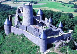 Südlich von Adenau, 678 m hoch, thront die Nürburg weithin sichtbar über der Vulkaneifel.