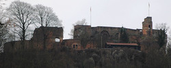 Auf einem Felssporn des Kahlenbergs über der Stadt Landstuhl im Kreis Kaiserslautern thront die mächtige Schlossruine Nanstein. | Bild: Ulli1105, wikipedia.org