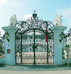 Das Schloss präsentiert sich dem Besucher von Außen als hufeisenförmiger spätbarocker Bau der fränkischen Barocktradition.