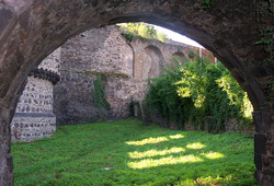 Der Zugang zur Burg erfolgte früher wie auch heute über die Brücke, die vom Bergfried aus streng bewacht und gesichert wurde.