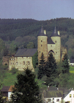 Auf einem Bergsporn über dem schon zu Römerzeiten existierenden Örtchen Mürlenbach an der Kyll erhebt sich die mittelalterliche Bertradaburg.