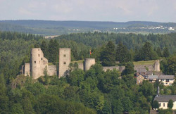 Auf einem Bergsporn über dem Nimstal in der Nähe der Gemeinde Schönecken-Wetteldorf (Kreis Bitburg-Prüm) thront die Burgruine Schönecken. | Bild: Rossi57, wikipedia.org