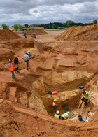 Aktuelle archäologische Grabung auf dem Areal eines künftigen Gewerbegebietes in Polch/Eifel. | Bild: GDKE