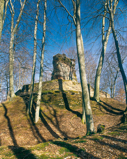 Die Burgruine Beilstein bietet dem Besucher einen interessanten Einblick in salisch-staufische Burgbaukunst, vor allem in deren ausgeklügeltes Wehrsystem.  | Foto: Heinz Straeter © GDKE