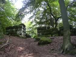 Westtor der Heidelsburg mit originär römischen Quadern | Bild: Gabriele Delhey, wikipedia.org